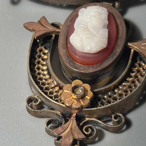 Elegant Victorian “Etruscan Revival” broach - Picture 6 of 10